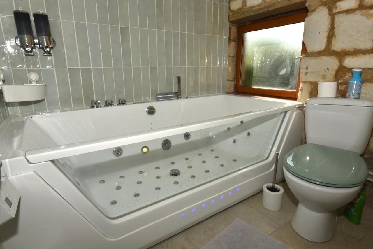 Maisonnette Du Bonheur - Vue Campagne - Baignoire Balneo 32 Jets - Lits Queen Size Vadencourt  Exterior foto