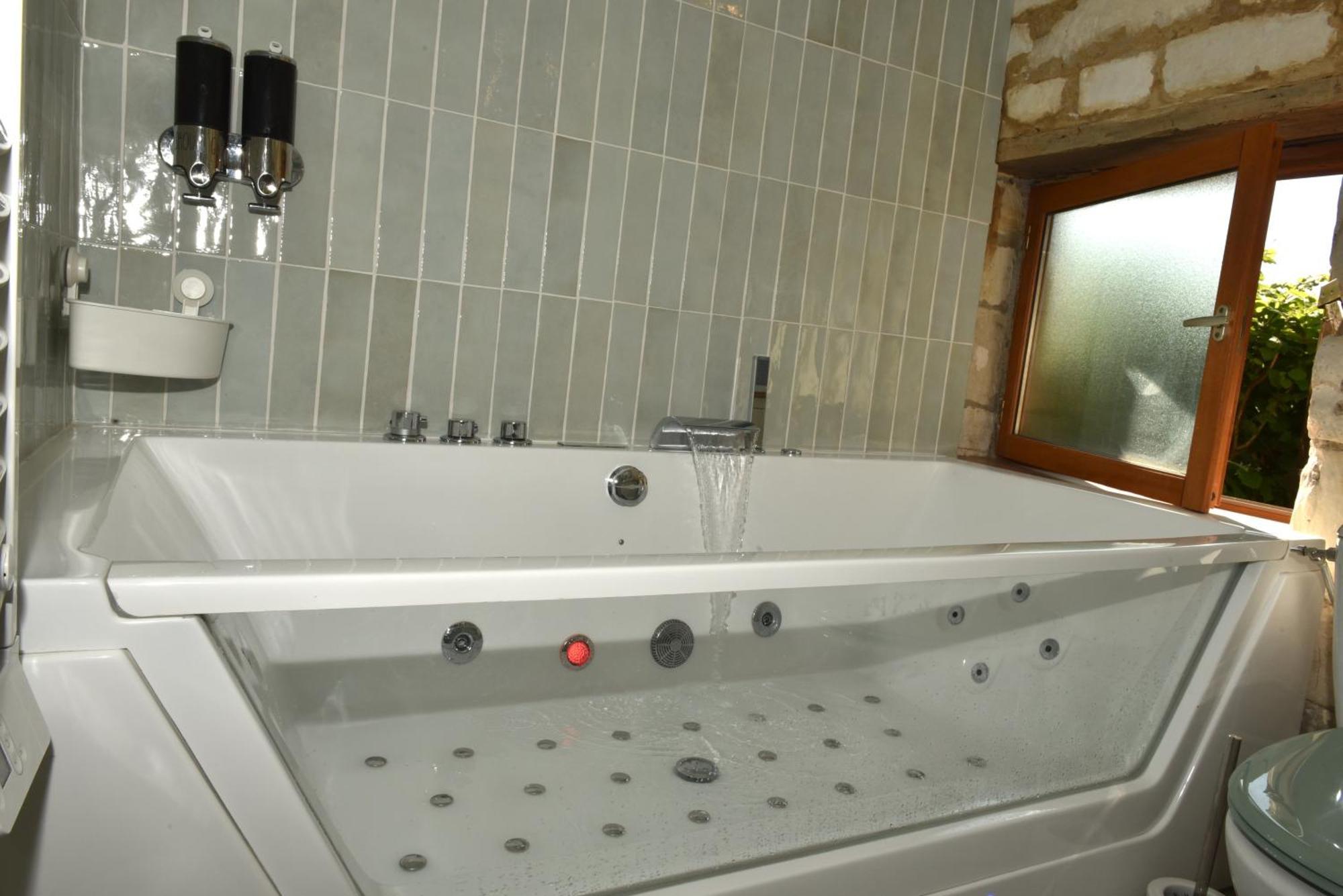 Maisonnette Du Bonheur - Vue Campagne - Baignoire Balneo 32 Jets - Lits Queen Size Vadencourt  Exterior foto